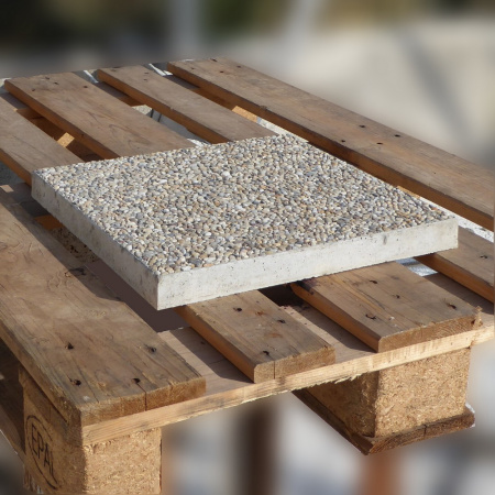 Betónová dlaždica vymývaná | 40 × 40 × 4 cm | dlažba do záhrady a okolo bazéna | riečny kameň so sivým cementom