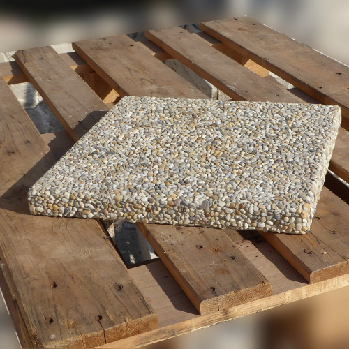 Betónová dlaždica vymývaná rohová | 40 × 40 × 4 cm | riečny kameň so sivým cementom