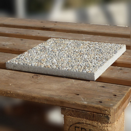 Dlažba na terasu a schody | betónová vymývaná dlaždica 30×30×2,5 cm | riečny kameň sivý cement