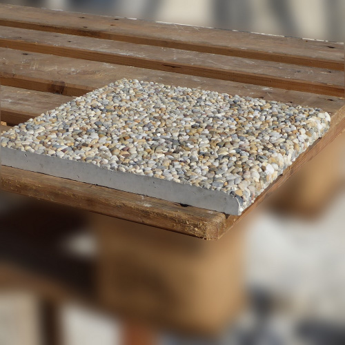 Betónová dlaždica vymývaná okrajová | 31 × 30 × 2,5 cm | dlažba na schody a okraj terasy |  riečny kameň so sivým cementom