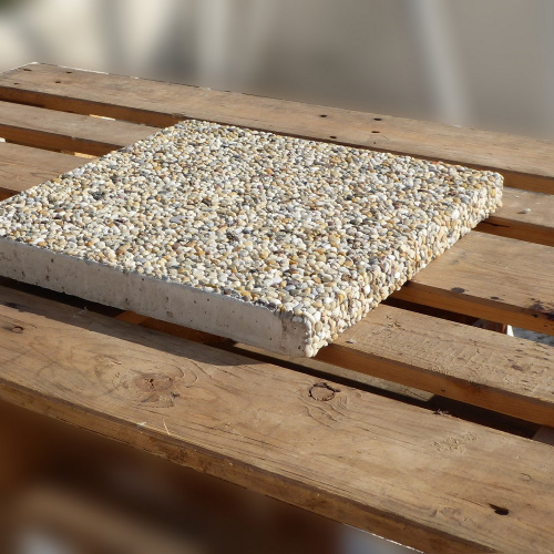 Betónová dlaždica vymývaná okrajová | 40 × 40 × 4 cm | dlažba na schody a okraj terasy  | riečny kameň so sivým cementom