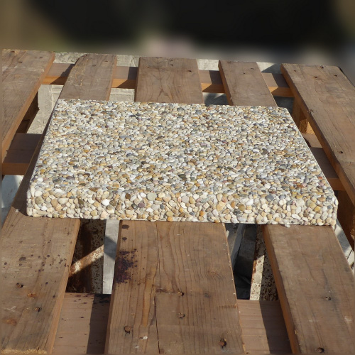 Betónová dlaždica vymývaná okrajová | 40 × 40 × 4 cm | dlažba na schody a okraj terasy  | riečny kameň so sivým cementom