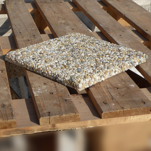 Betónová dlaždica vymývaná rohová | 31 × 31 × 2,5 cm | riečny kameň so sivým cementom