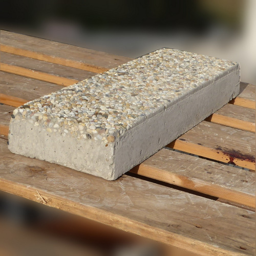 Dlaždica pre nájazdové pásy | 60 × 20 × 8 cm | dlažba na vjazd do garáže | riečny kameň so sivým cementom