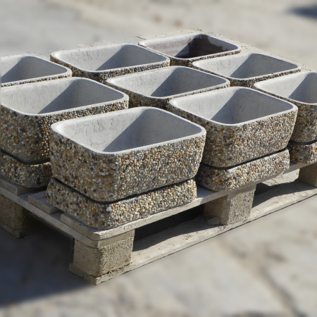 Vonkajší kvetináč betónový - obdĺžnik | 40 x 27 x výška 22 cm |  riečny kameň so sivým cementom