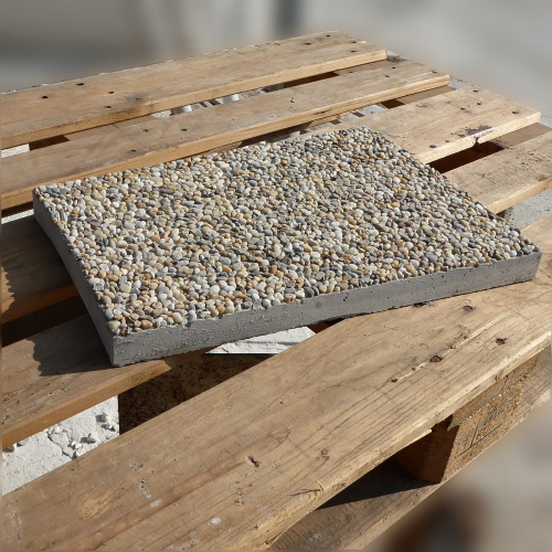 Dlaždice okolo kruhového bazéna - vymývaný betón | R1 | 26,6/32,9 x 45×4 cm | kruh 360–390 cm