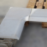 Rohový bazénový lem | 38×38×4 cm | hladký betón Jasmine White