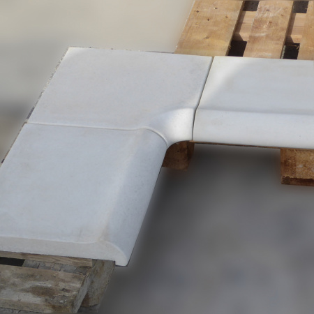 Rohový bazénový lem | 38×38×4 cm | hladký betón Jasmine White