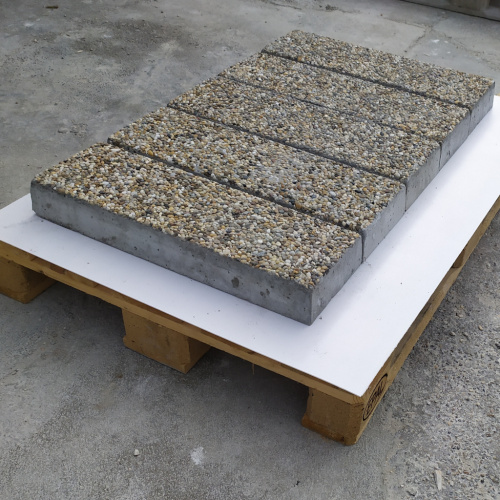 Dlaždica pre nájazdové pásy | 60 × 20 × 8 cm | dlažba na vjazd do garáže | riečny kameň so sivým cementom