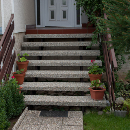 Betónové platne na schody - samonosné stupnice | dĺžka na mieru  | šírka 28 - 36 × 8 cm | vymývaný betón – riečny kameň