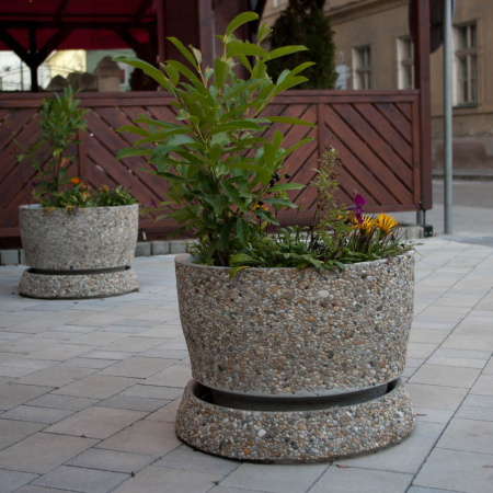 Veľký kvetináč na terasu - kruhový | vymývaný betón | priemer 57 × 42 cm |  riečny kameň so sivým cementom
