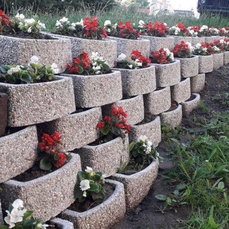 Svahová tvárnica | 42 x 40 x 16 cm | vymývaný betón – riečny kameň