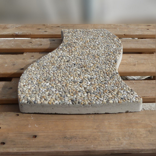 Chodník do záhrady - dlaždica vlna | oblúková dlažba | 52 x 26 x 4 cm  | vymývaný betón – riečny kameň