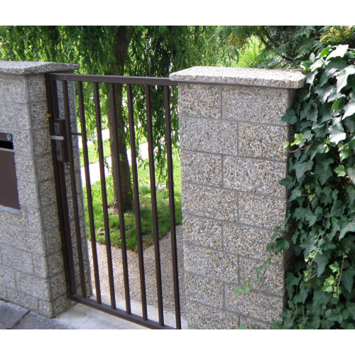 Betónová obkladačka vymývaná | 30 × 15 × 1,5 cm | obklad na steny a čielka schodov v exteriéri | riečny kameň so sivým cementom