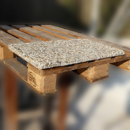 Betónová schodová obkladová platňa ľavá | hĺbka na mieru  | 60 × 2,5 cm | vymývaný betón – riečny kameň