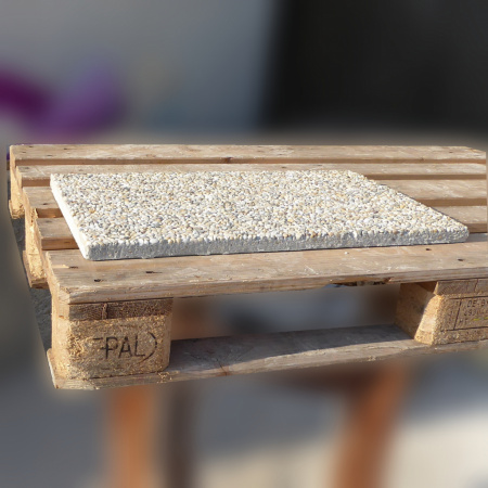 Obklad na schody - vymývaná platňa s hladkými hranami | hĺbka na mieru  | 60 × 2,5 cm | vymývaný betón – riečny kameň